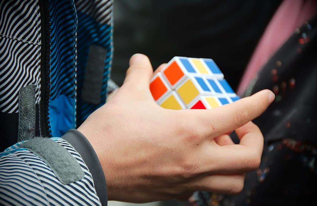 Đôi tay của một học viên đang xoay Rubik